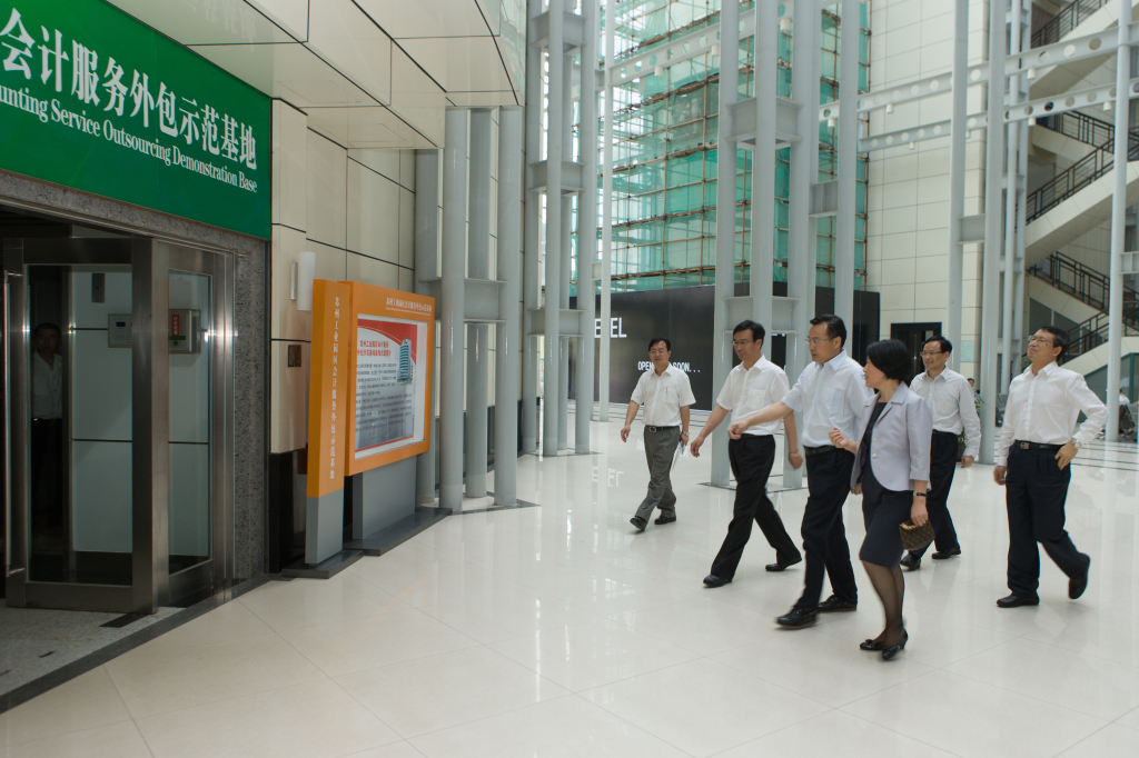 财政部部长助理余蔚平调研示范基地二